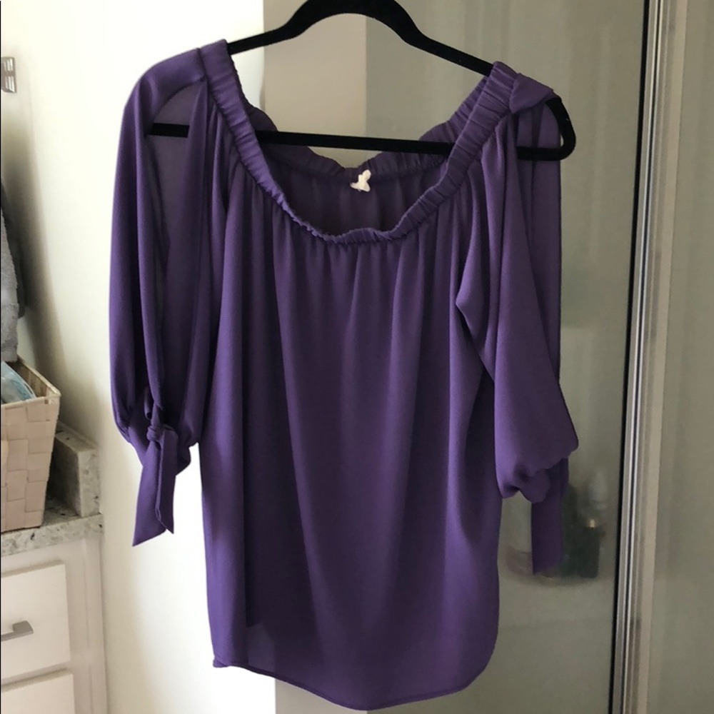 Off the shoulder game day top!